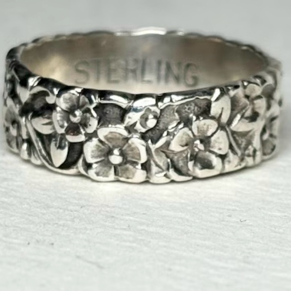 Uncas Jewelry - Vintage Floral Silver Ring